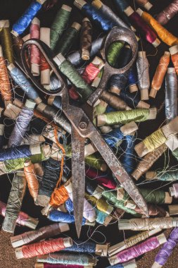 İş parçacığının biriktiricileri için eski vintage makaslar