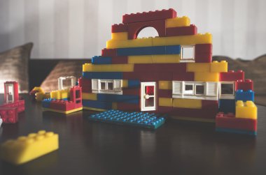 Çocuk kurucu tablo üzerinde