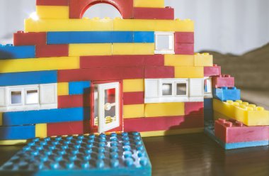 Çocuk kurucu tablo üzerinde