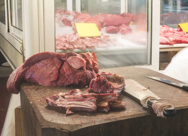 Fleisch auf authentischem Markt — Stockfoto