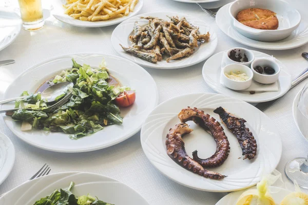 ギリシャ料理のレストランのテーブル — ストック写真