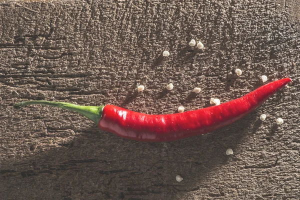 Pimenta quente em tábua de madeira — Fotografia de Stock