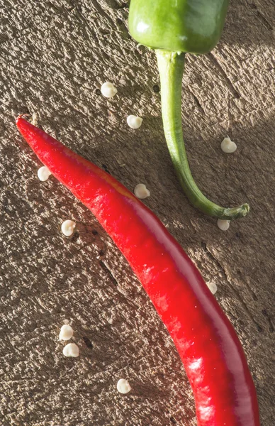 Pimientos rojos en tabla de cortar de madera — Foto de Stock