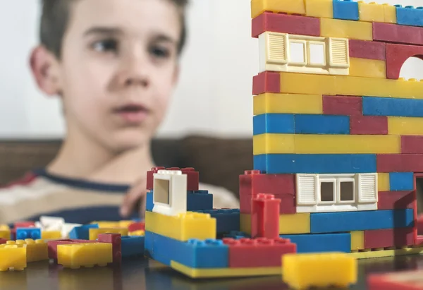 Jeu d'enfant avec des jouets de constructeur — Photo