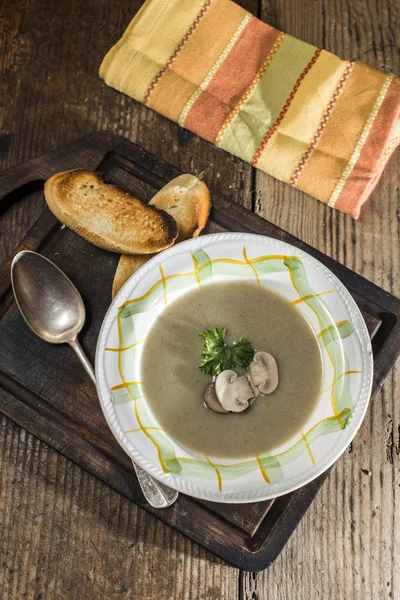 Грибной суп на деревянном столе — стоковое фото