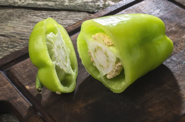 Cut green pepper on wood — Stock Photo, Image