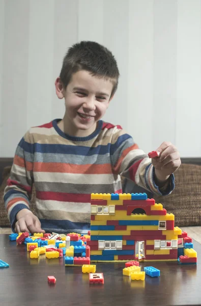 Brincadeira de criança com brinquedos de construtor — Fotografia de Stock