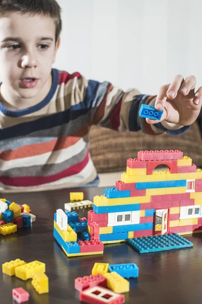 Jeu d'enfant avec des jouets de constructeur — Photo