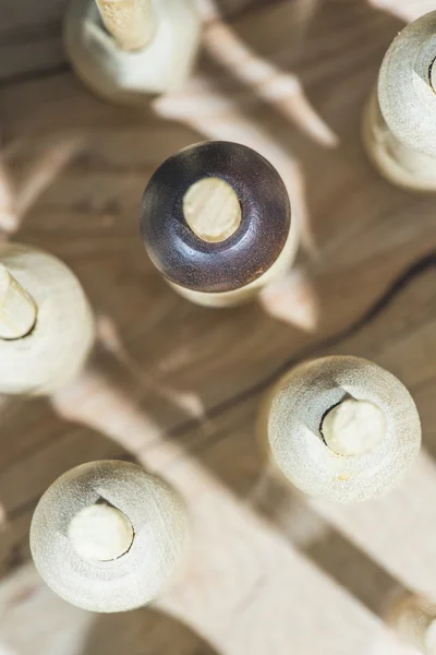 Holzfiguren im Konzept der Individualität — Stockfoto