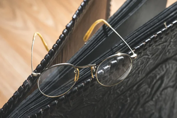 Staré kulaté brýle a fotoalbum — Stock fotografie