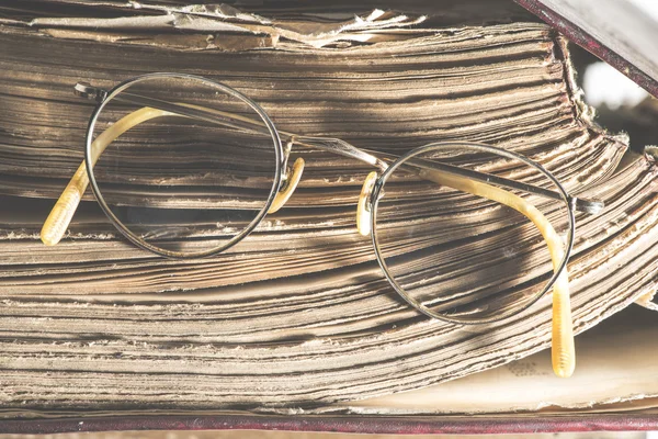 旧的圆眼镜和书 — 图库照片
