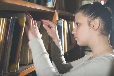 Kız öğrenci kız Kitaplığı'nda