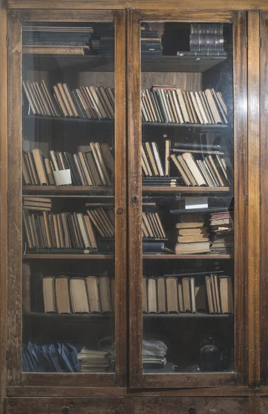 Vecchi libri in una biblioteca d'epoca — Foto Stock