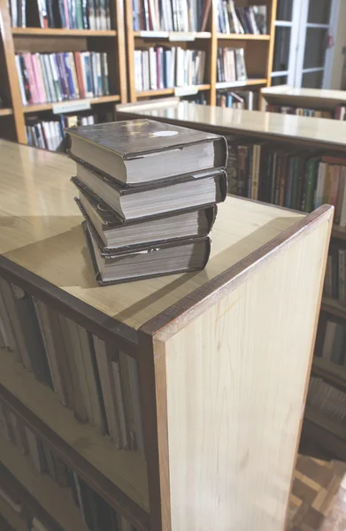 Livres anciens dans la bibliothèque — Photo