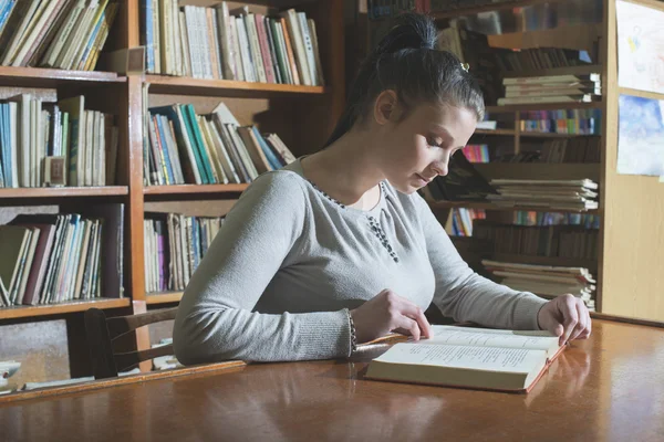Estudante feminina na biblioteca — Fotografia de Stock