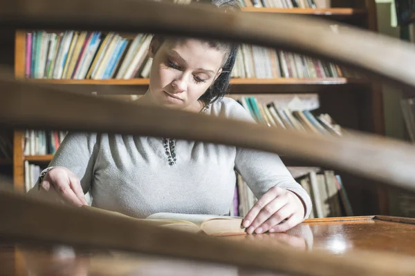 Estudante feminina na biblioteca — Fotografia de Stock