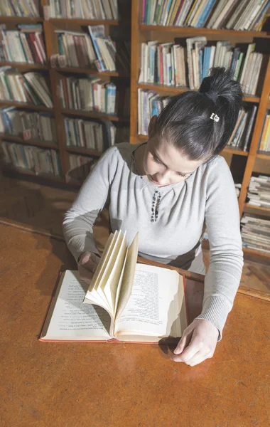 Femme Étudiante Dans Une Bibliothèque Regardant Livre — Photo