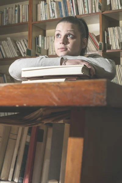 Estudante feminina na biblioteca — Fotografia de Stock