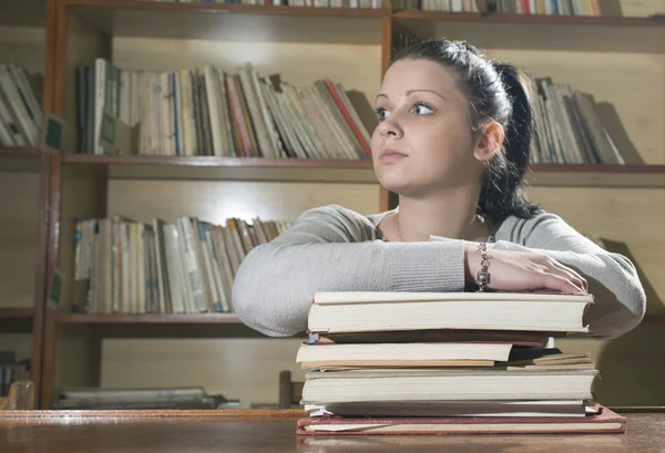 Estudante feminina na biblioteca — Fotografia de Stock