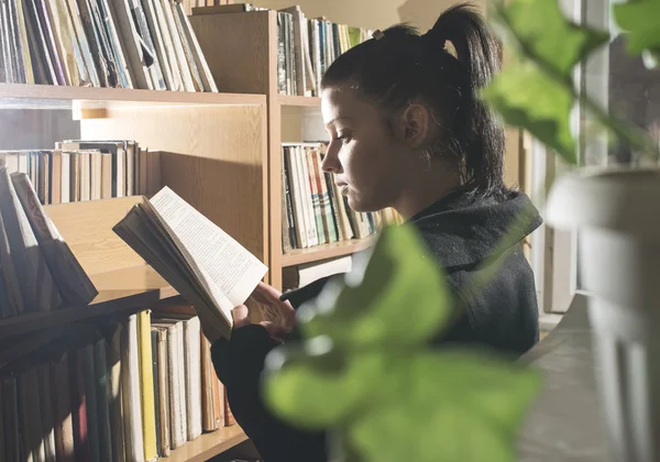 Kvinnlig student tjej i biblioteket — Stockfoto