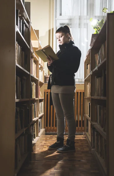 Studentka dívka v knihovně — Stock fotografie