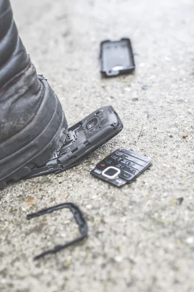 Boot kreukt telefoon — Stockfoto