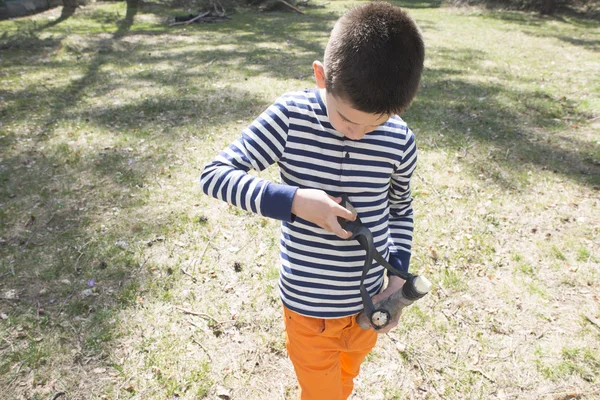 Dítě hrát s hračkou praku — Stock fotografie