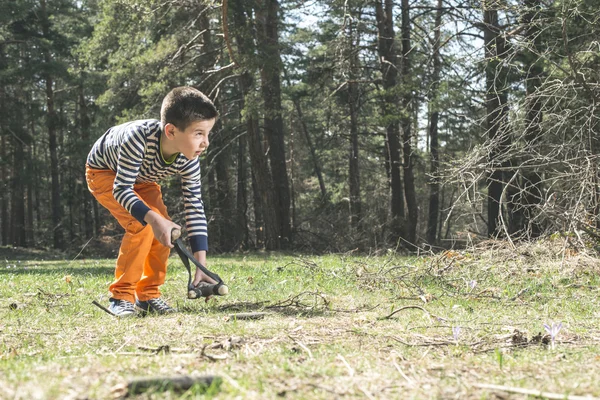 子供はスリングのおもちゃで遊ぶ — ストック写真