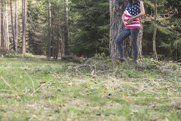 Mujer embarazada en el bosque —  Fotos de Stock