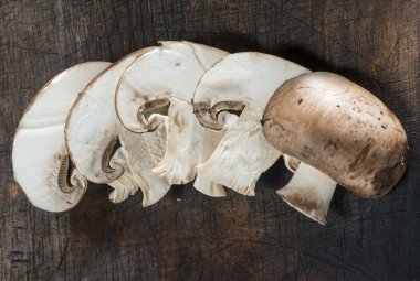 Masanın üzerine dilimlenmiş mantar