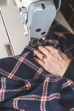 Dikiş dikiş makinesi üzerinde kadın