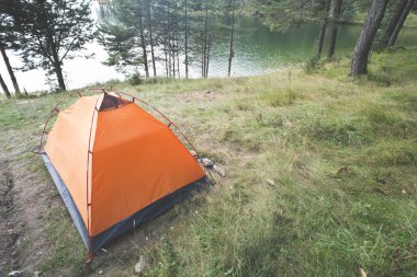 Çadır önünde dağ Barajı