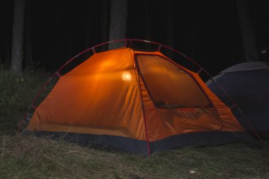Orman turuncu çadırda