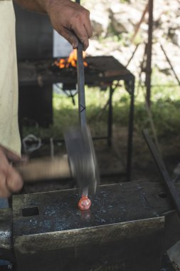 Demirci örs üzerinde demir uydurandan