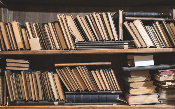 Livros antigos em uma biblioteca vintage — Fotografia de Stock