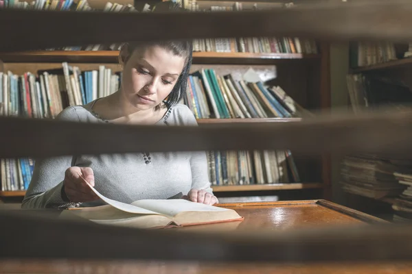 Estudante feminina na biblioteca — Fotografia de Stock