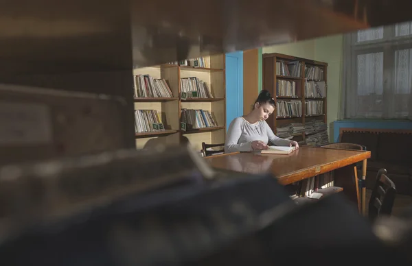 Vrouwelijke student meisje in bibliotheek — Stockfoto