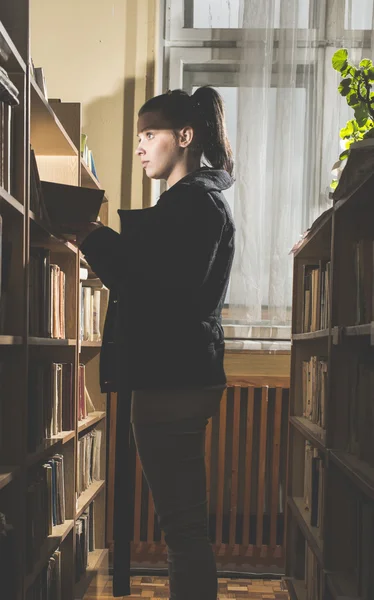 Femme étudiante fille dans la bibliothèque — Photo