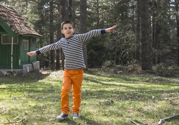 Jeux d'enfants en forêt — Photo