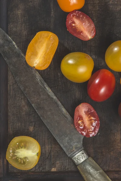 Pomodori su tavola di legno e coltello — Foto Stock