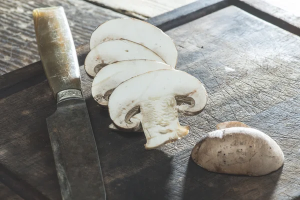 Cogumelos fatiados na mesa — Fotografia de Stock