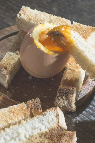 Варёные яйца на столе для завтрака — стоковое фото