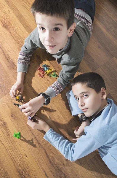 Childs spelen met kleine speeltjes — Stockfoto