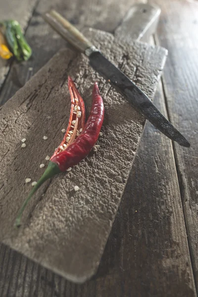 Paprika auf Holzbrett — Stockfoto