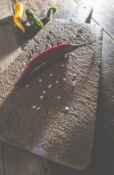 Peperoncino su tavola di legno — Foto Stock