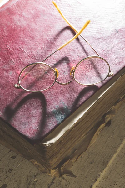 Old round glasses and book — Stock Photo, Image