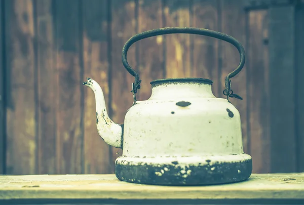Старый металлический чайник — стоковое фото
