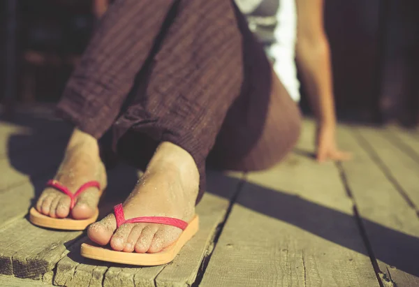 Fötter i badskor på stranden — Stockfoto