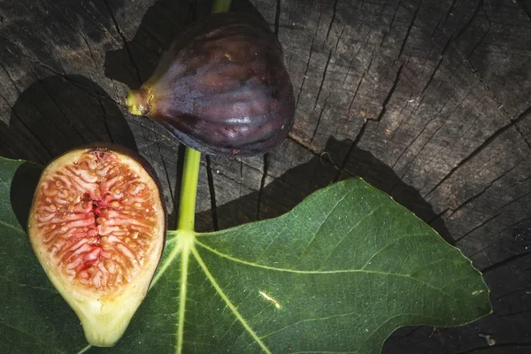 Figs and leaves on wood — Stock Photo, Image