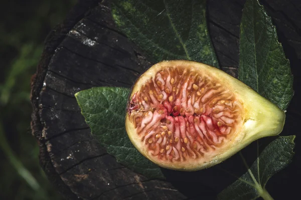 Figues et feuilles sur bois — Photo